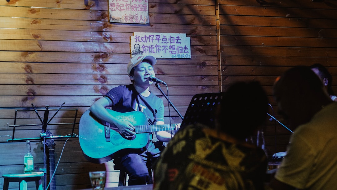 gaya bernyanyi lokal
