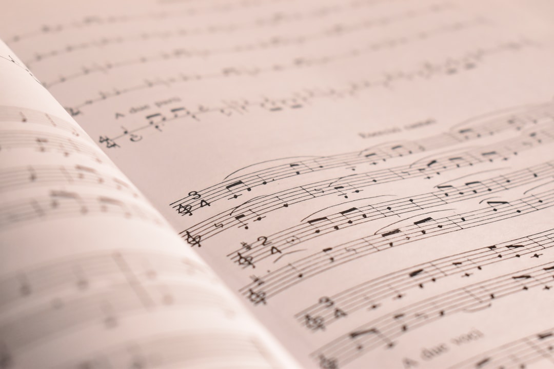 gaya lokal dalam bernyanyi lagu daerah adalah